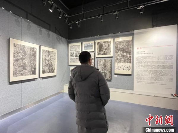 广州艺术家么冰儒探索中国水墨画创新 冀艺术走入生活